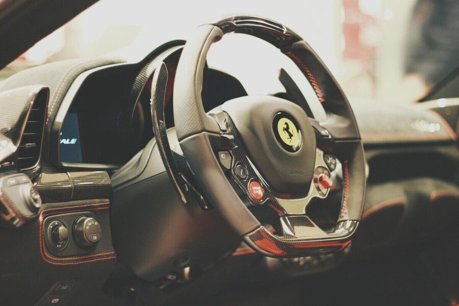 Tylus ir modernus „Ferrari Luce“ pribloškia interjeru, tačiau fanų širdis laimi visiška klasika