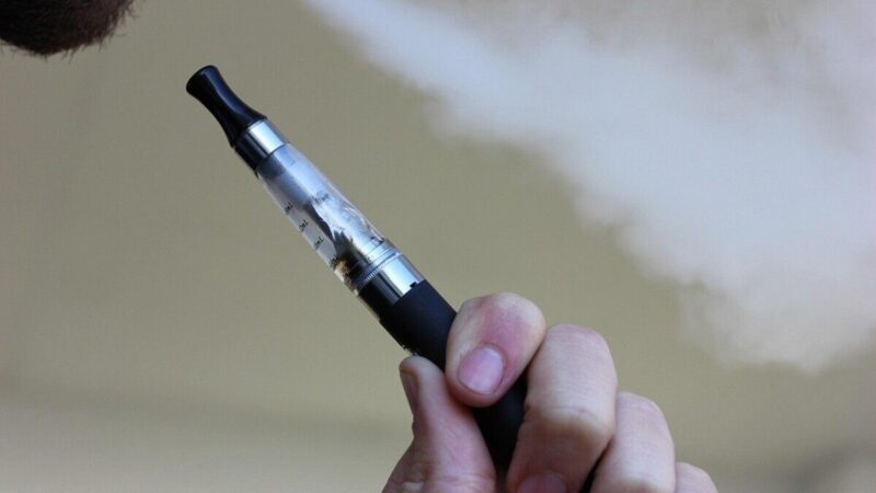 Ar elektroninės cigaretės netrukus bus griežčiau kontroliuojamos? Vyriausybė siūlo neįtikėtinus pokyčius