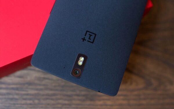 Nutekintos svarbios „OnePlus 15T“ detalės: pirmas žvilgsnis į kompaktišką, bet labai galingą telefoną