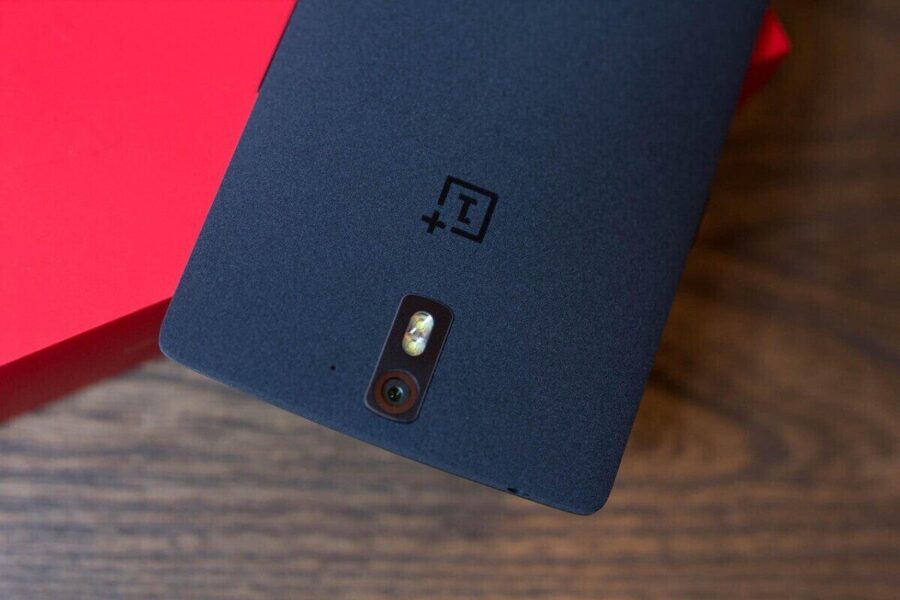 Nutekintos svarbios „OnePlus 15T“ detalės: pirmas žvilgsnis į kompaktišką, bet labai galingą telefoną