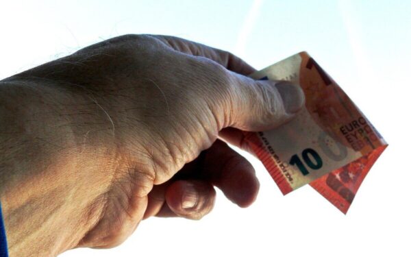 Įspėjimas gyventojams: dvi moterys tapo sukčių aukomis, perspėjami visi