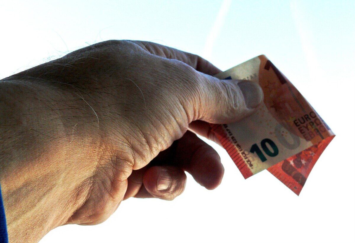 Įspėjimas gyventojams: dvi moterys tapo sukčių aukomis, perspėjami visi