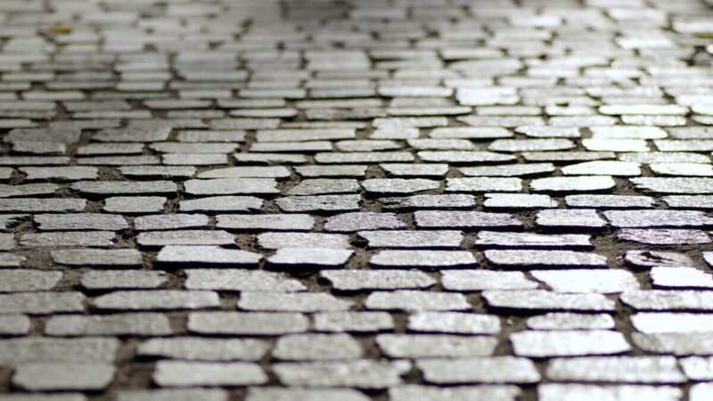 Senos plytelės vėl atrodys kaip naujos: sužinokite, kaip atnaujinti kiemą be didelių išlaidų