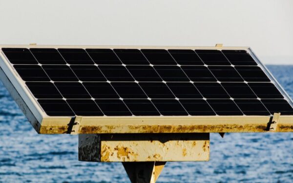 Mokslininkų proveržis: atrado, kaip galima viršyti klasikinius fotovoltikos ribojimus