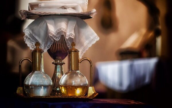 Nedaug kas žino: tinkamai laikomas šventintas vanduo gali išsilaikyti metų metus