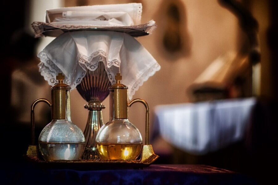 Nedaug kas žino: tinkamai laikomas šventintas vanduo gali išsilaikyti metų metus