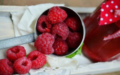 Amarai ir ligos traukiasi: šis paprastas naminis purškalas gelbsti aviečių derlių