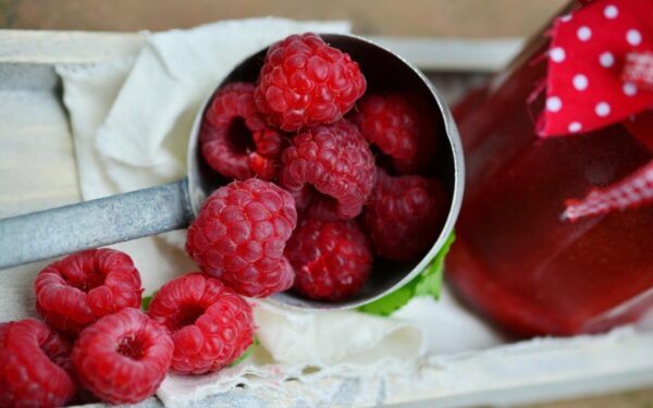 Amarai ir ligos traukiasi: šis paprastas naminis purškalas gelbsti aviečių derlių