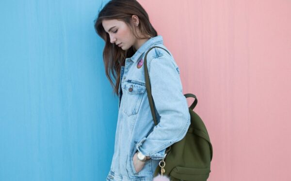 Modernus klasikos atgimimas: sužinokite, kaip sukurti elegantišką įvaizdį su džinsiniais marškiniais