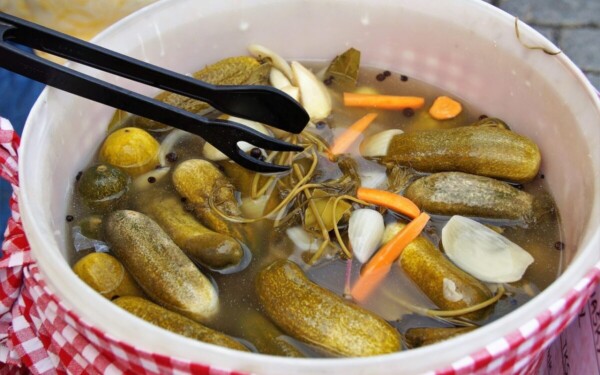 Atrodytų visai nekaltas užkandis: marinuoti agurkai gali sukelti nemalonius simptomus