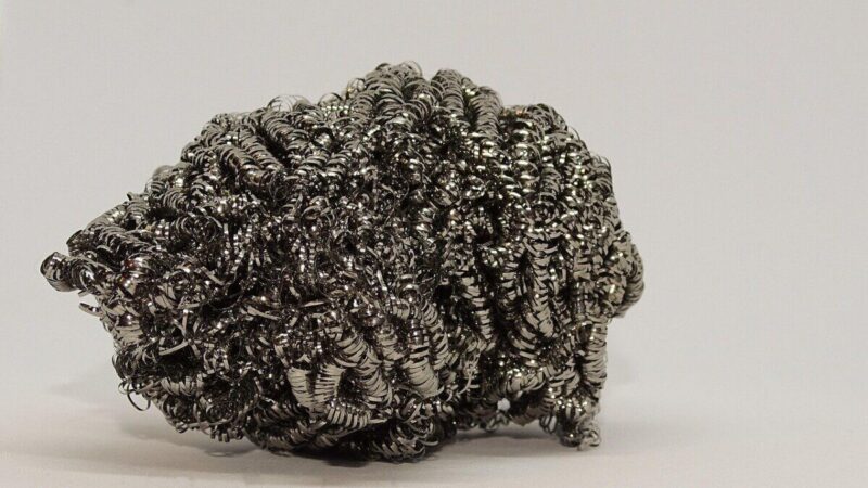 Slysta batai? Sužinokite, kaip paprasta metalinė kempinėlė indams gali išgelbėti nuo traumų