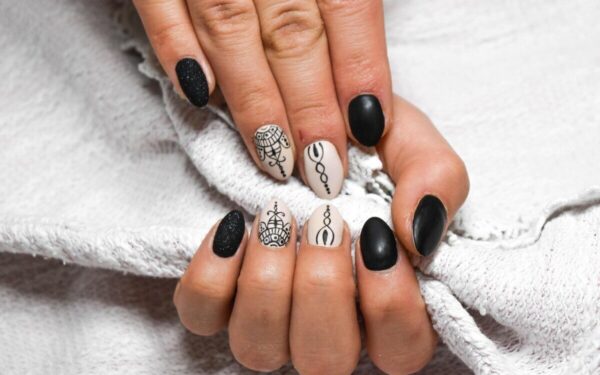 Spalvos ir idėjos įspūdingam rezultatui: madingasis „Chrome nails“ efektas ir prancūziškas manikiūras