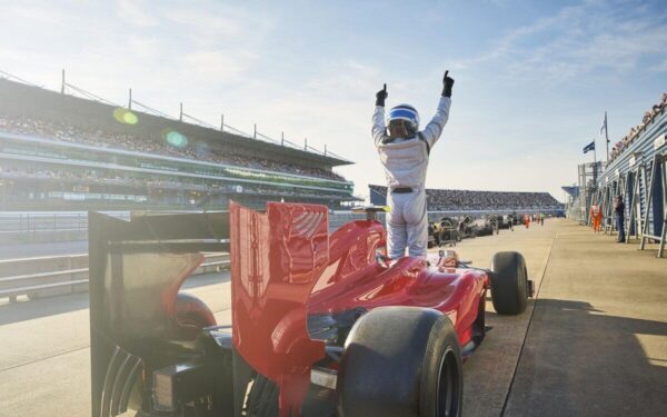 „Apple“ atskleidė „Formulės 1“ transliavimo planą: daugiau ekranų, duomenų ir kontrolės žiūrovams