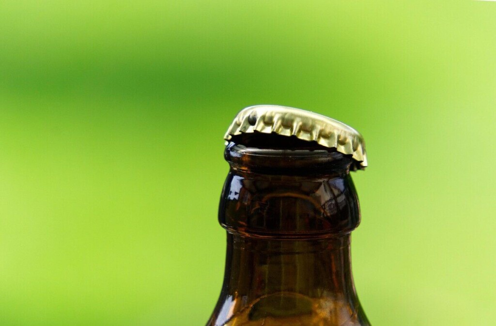 beer bottle, bottle caps, closure, bottle, nature, glass bottle, beer, drink, alcohol, brown, beer garden, summer, sun, party, bottleneck, green, consumption, seeks