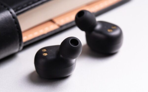 „Noise“ debiutas „Master Buds 2“: belaidžiai ausinukai su erdviniu garsu ir dvigubu susiejimu