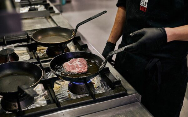 Būtina žinoti kiekvienam: esminiai priežiūros principai, kaip išlaikyti nepridegančią keptuvę kaip naują