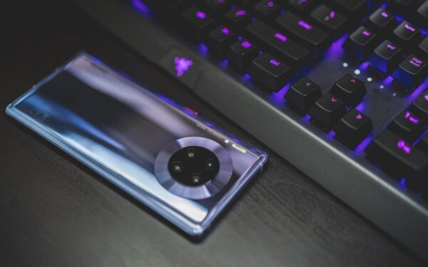 „Huawei“ atgaivina „Mate“ seriją: pristatytas galingas akumuliatorius ir pažangi triguba kamera
