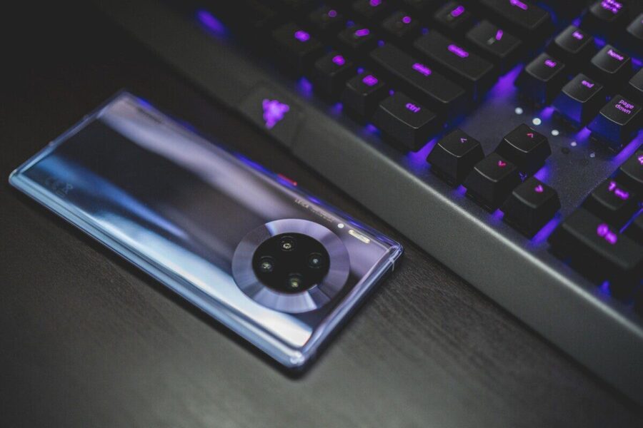 „Huawei“ atgaivina „Mate“ seriją: pristatytas galingas akumuliatorius ir pažangi triguba kamera