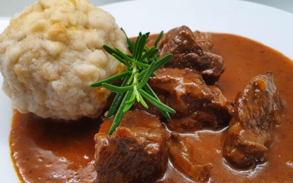 Ne miltai ir ne grietinėlė: šis triukas sutirština guliašą ir padidina jo suteikiamą naudą