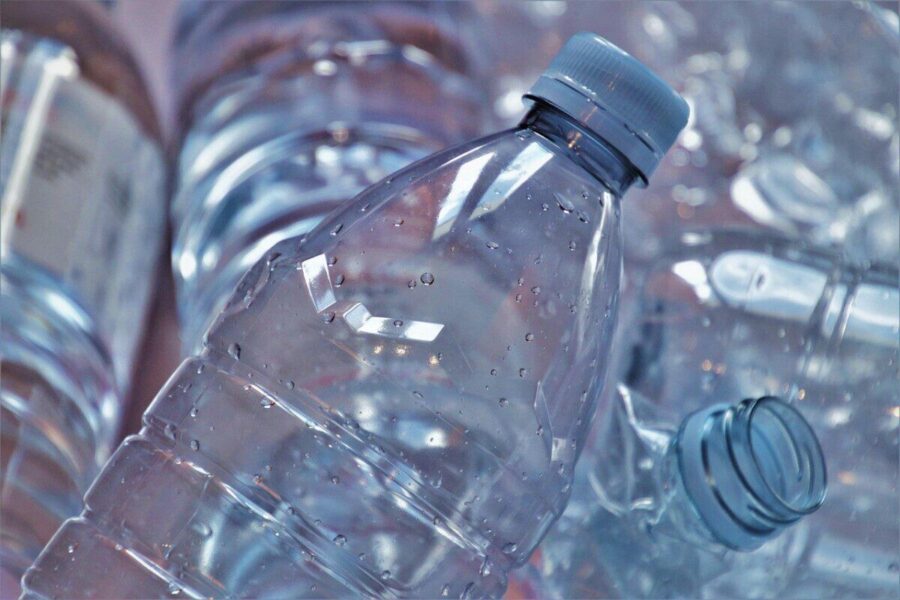 Mažiau vietos, daugiau derliaus: sužinokite, kaip iš plastikinių butelių pasigaminti pakabinamas lysves