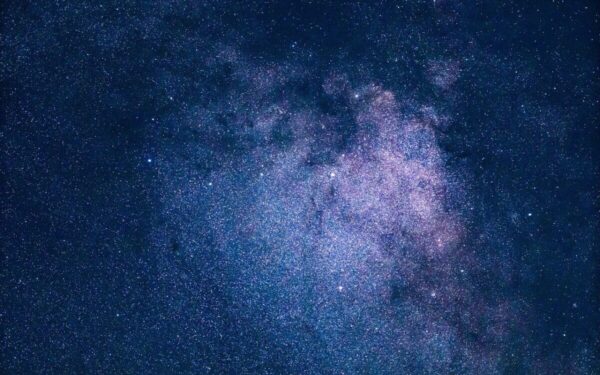 Aptikta neįprastai kompaktiška keturių žvaigždžių sistema: astronomus stebina jos stabilumas