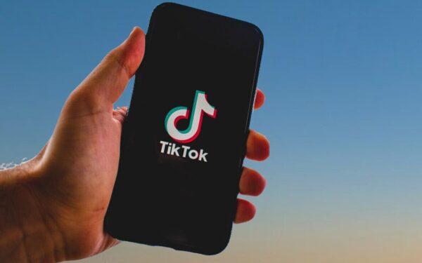 „TikTok“ atsidūrė po ES padidinamuoju stiklu: dizaino sprendimai gali kenkti nepilnamečiams