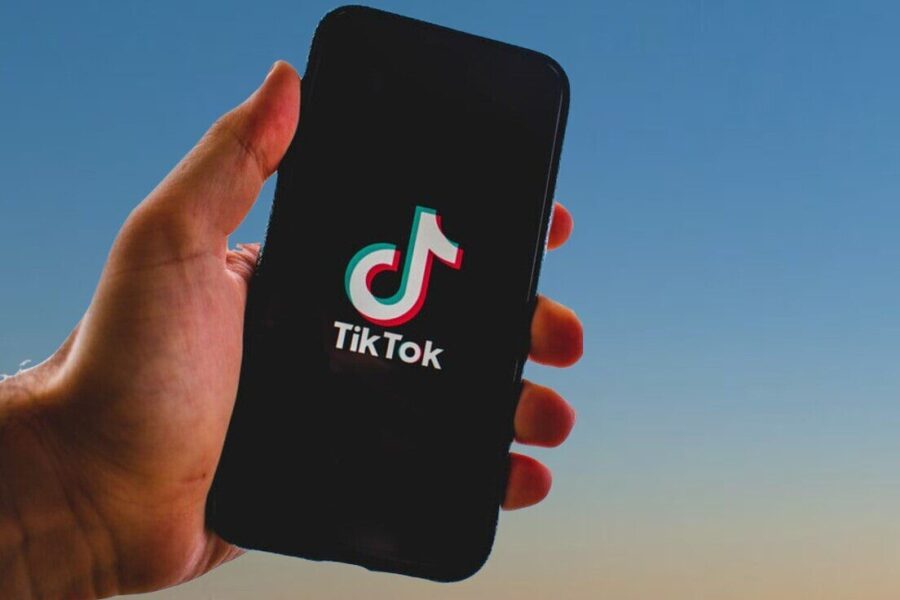 „TikTok“ atsidūrė po ES padidinamuoju stiklu: dizaino sprendimai gali kenkti nepilnamečiams