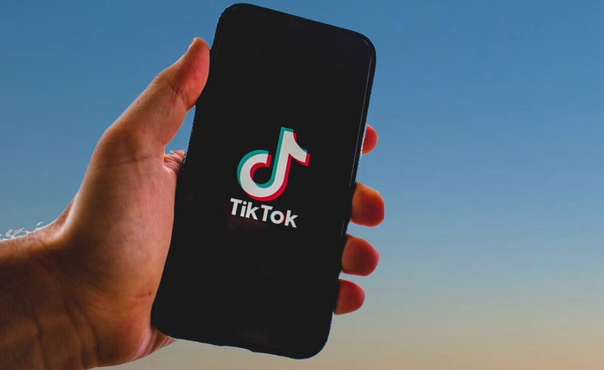 „TikTok“ atsidūrė po ES padidinamuoju stiklu: dizaino sprendimai gali kenkti nepilnamečiams