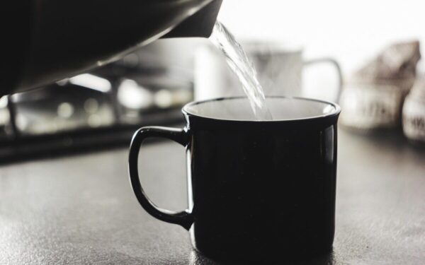 Mokslas prieš mitus: sužinokite, ar tikrai karštas vanduo gali padėti sulieknėti ir numalšinti skausmus