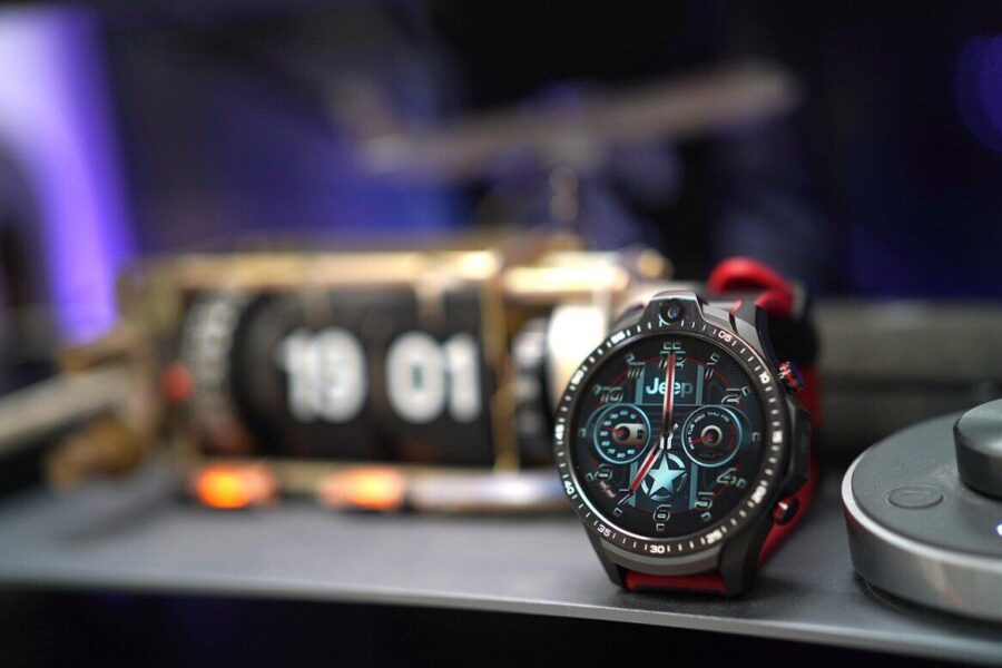 Lengvumas ir prabanga: kurį išmanųjį laikrodį pasirinkti – „Pixel Watch 4“ ar „Galaxy Watch 8 Classic“?