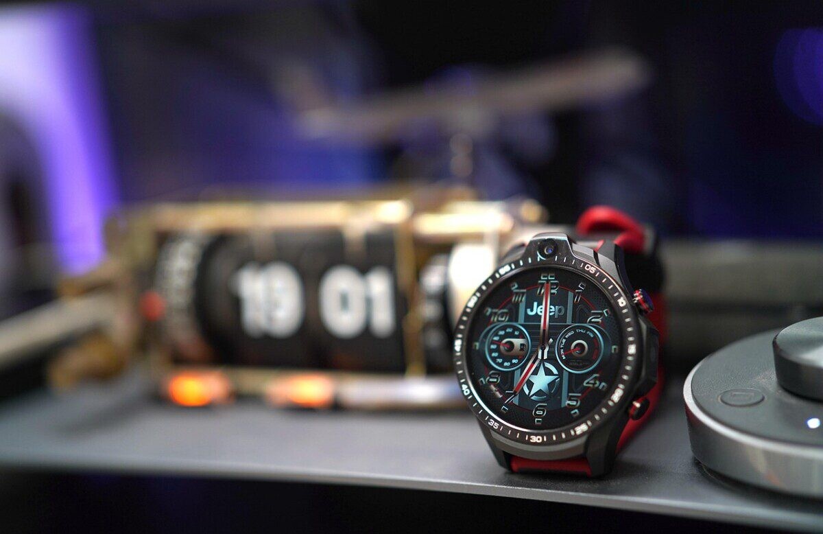 Lengvumas ir prabanga: kurį išmanųjį laikrodį pasirinkti – „Pixel Watch 4“ ar „Galaxy Watch 8 Classic“?