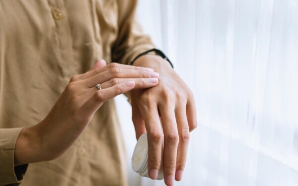 Išleidžiate pinigus brangiems kremams? Vaistinėse esanti pigi priemonė suskilinėjusią odą atkuria geriau