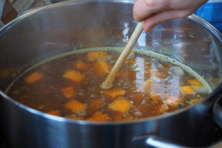 Kodėl senoliai į sultinį dėdavo obuolį? Tikroji priežastis ir rezultatas nustebins daugelį