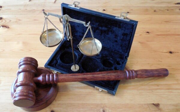 Už kovą su itin sunkiais nusikaltimais prokurorams įteikti valstybiniai apdovanojimai