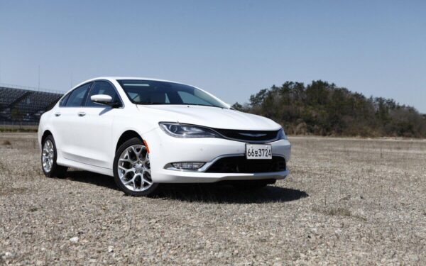 22 mlrd. eurų kainavusi klaida: „Stellantis“ stabdo elektromobilių gamyba ir grįžta prie benzino