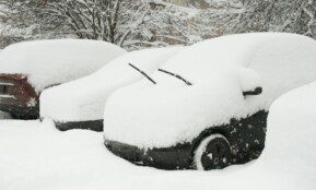 Pūga ir minusinė temperatūra: kiek valandų automobilyje iš tiesų saugu laukti pagalbos?