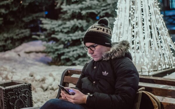 Šaltis, drėgmė ir baterija: ekspertų patarimai, kaip saugiai naudoti telefoną žiemą