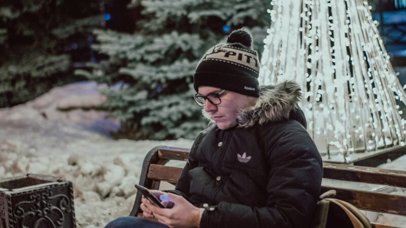 Šaltis, drėgmė ir baterija: ekspertų patarimai, kaip saugiai naudoti telefoną žiemą