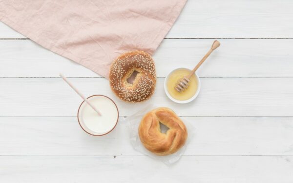 Ar pienas su medumi tikrai padeda užmigti? Mokslas pateikia aiškų atsakymą