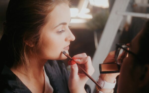 Kodėl makiažas kartais sendina? Dažnos daugelio moterų klaidos, dėl kurių veidas atrodo vyresnis