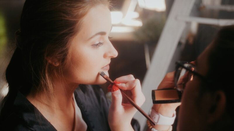 Kodėl makiažas kartais sendina? Dažnos daugelio moterų klaidos, dėl kurių veidas atrodo vyresnis