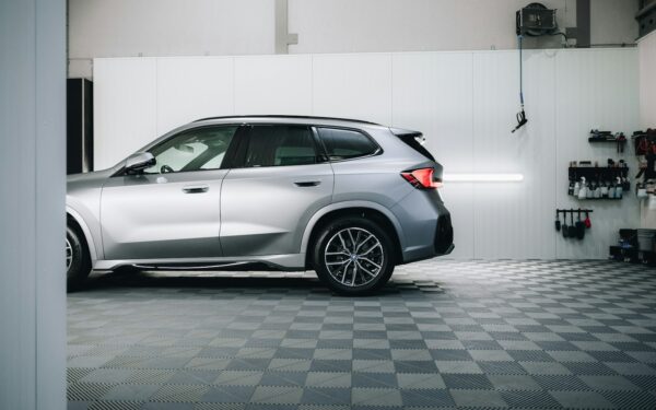 BMW atnaujina „iX“ automobilių seriją: mažesnės sąnaudos, daugiau galios ir pažangios technologijos