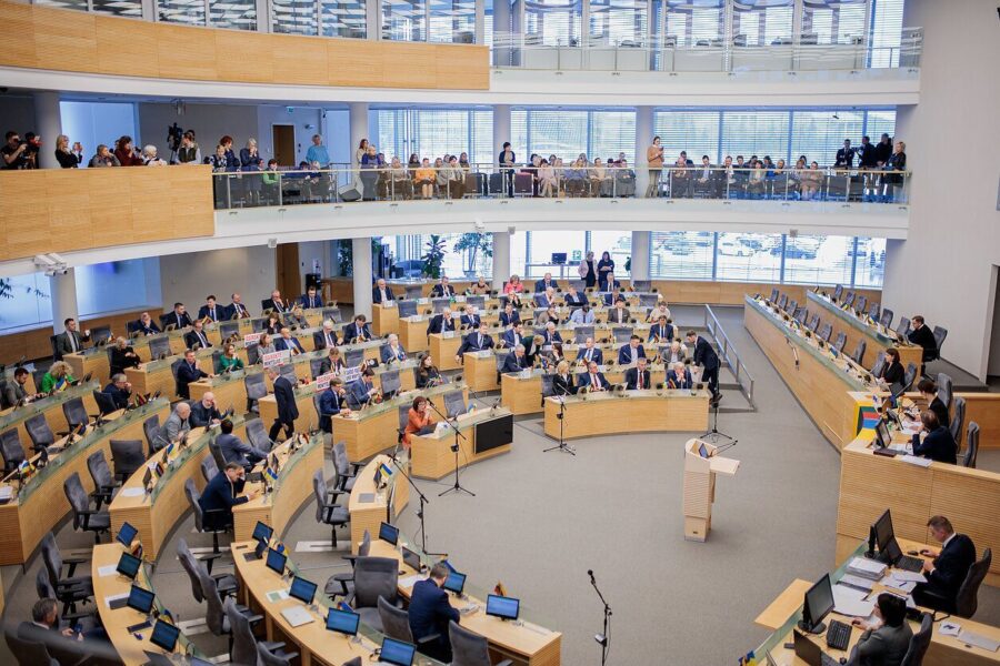 Politinė audra dėl sankcijų: konservatoriai siūlo suvienodinti tvarką Rusijos ir Baltarusijos piliečiams