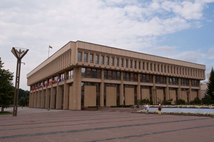 Seimas nusprendė: kaip pasikeis mūsų piniginės ir gyvenimas nuo 2026 m.