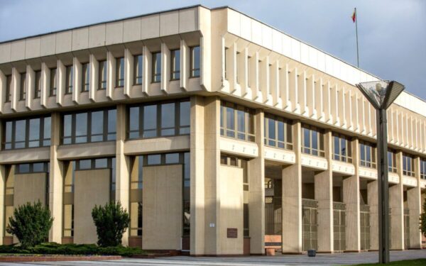 Lietuvoje daugėja abejojančių: apklausa rodo ženklus, kuriuos ignoruoti gali būti pavojinga