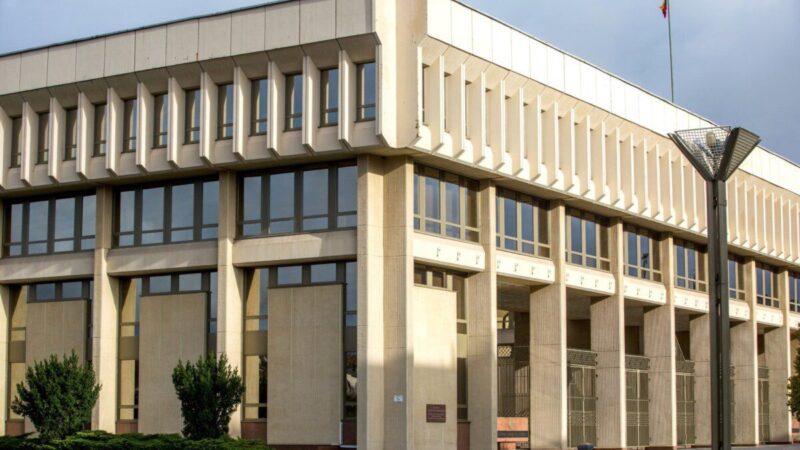 Lietuvoje daugėja abejojančių: apklausa rodo ženklus, kuriuos ignoruoti gali būti pavojinga