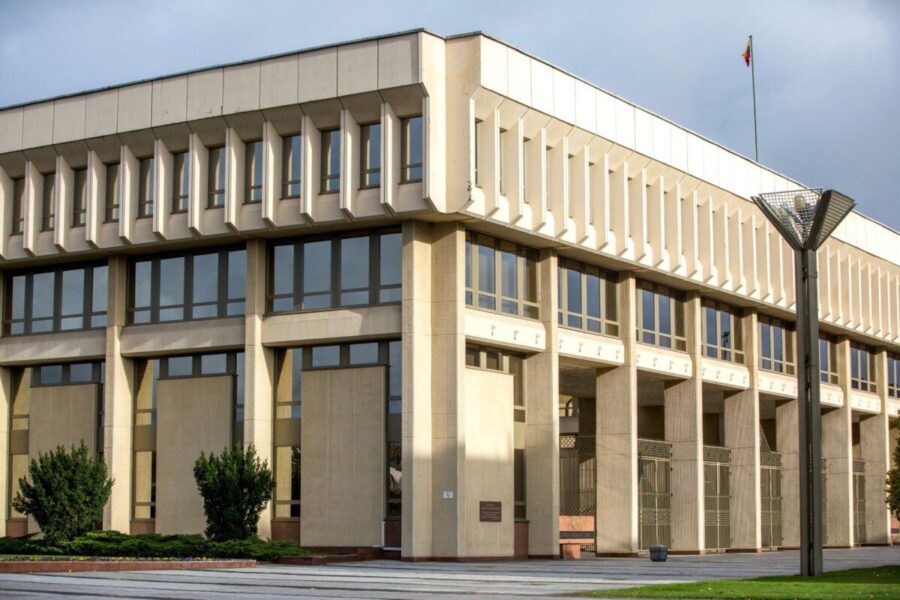 Lietuvoje daugėja abejojančių: apklausa rodo ženklus, kuriuos ignoruoti gali būti pavojinga