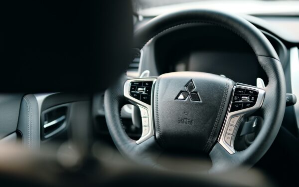 „Mitsubishi“ pradėjo gaminti naująjį „Nissan Rogue“ hibridą ir jis jus nustebins savo išskirtine galia