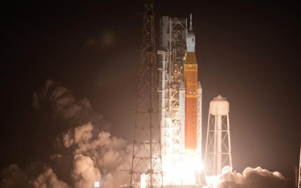 NASA ruošiasi istoriniam skrydžiui:  žmonės skrenda į Mėnulį, o ekspertai skambina pavojaus varpais
