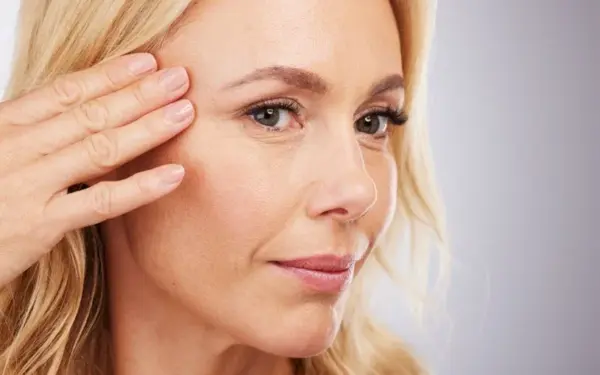 Stebuklas odai ar tik brangiai kainuojantis placebo? Gydytojai prabilo apie tikrąjį LED kaukių poveikį